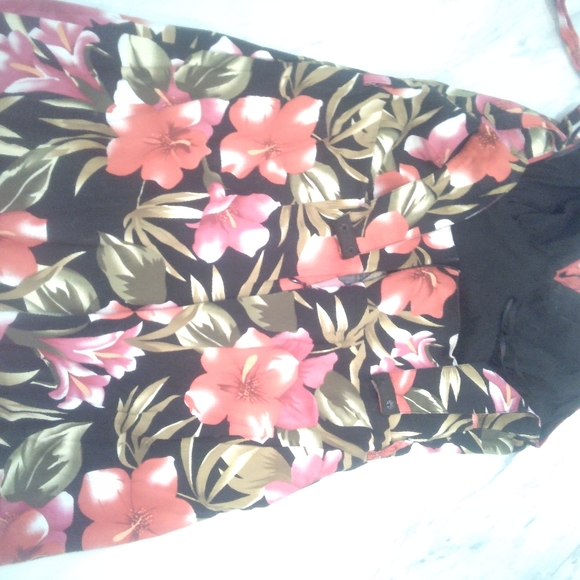 Voodoo vixen Hawaiian halter top size large - Picture 4 of 5